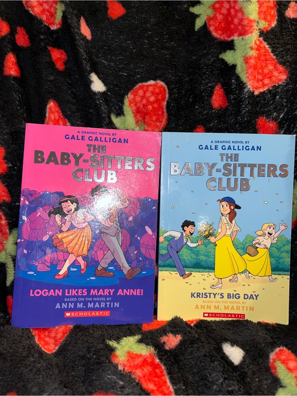 Books (Children's) The Babysitters Club Graphic Novels 2 as pictured